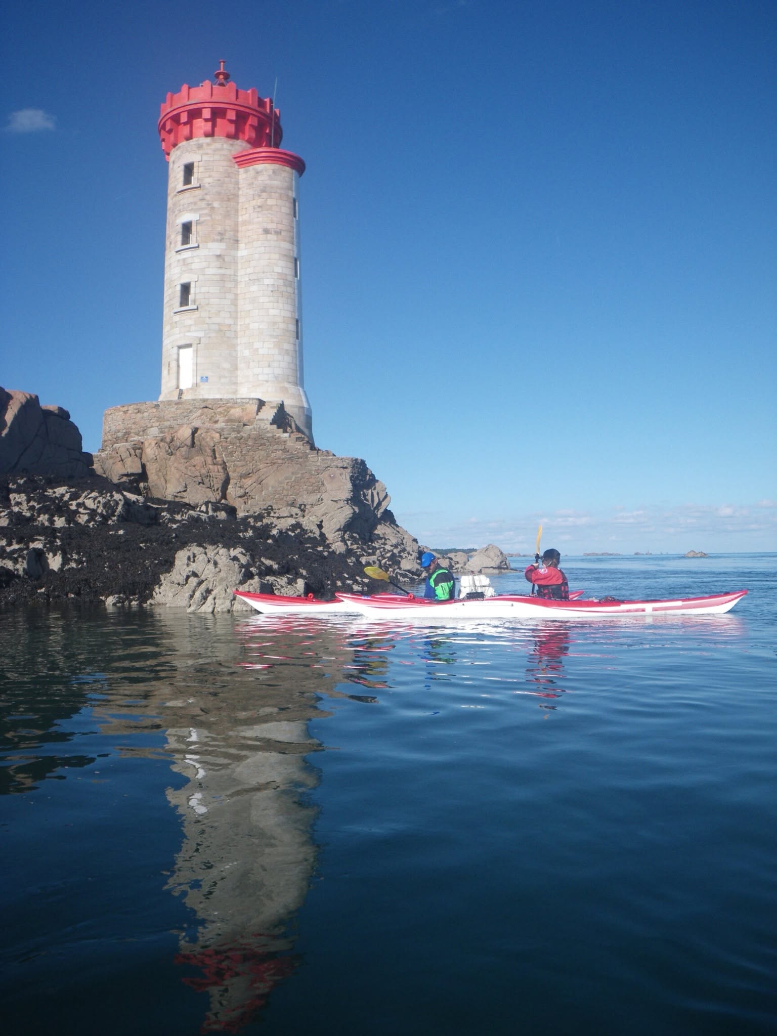 Kayak de mer devant les îles au large de Trébeurden, coucher de soleil