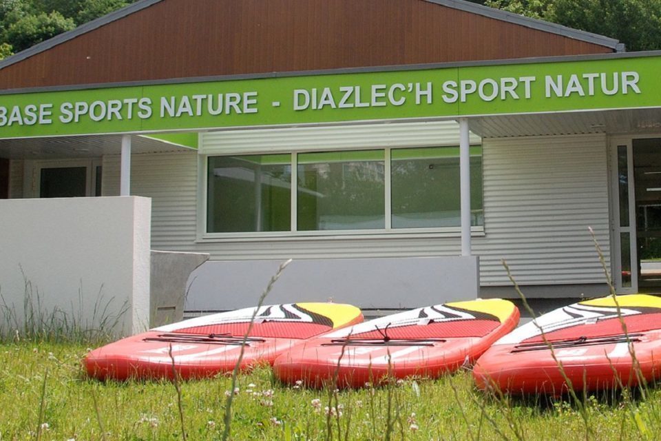 Stand-up paddle sur le Léguer, groupe debout sur planches