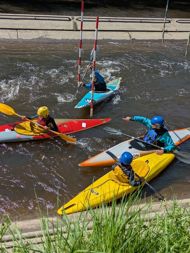 Rafting sur le stade d'eau vive, participants en action