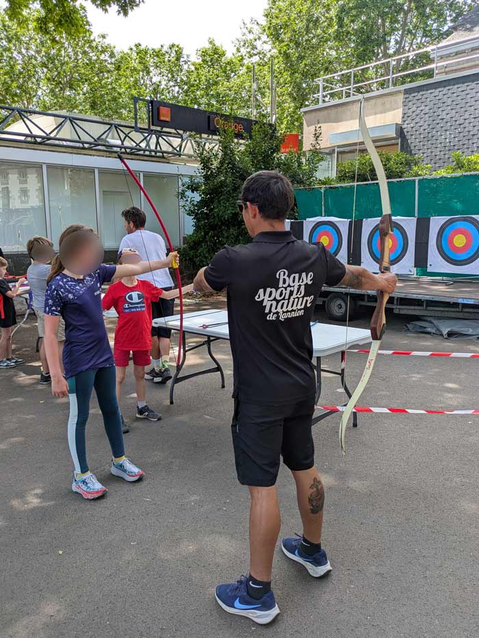 Enfants au tir à l'arc pendant un stage