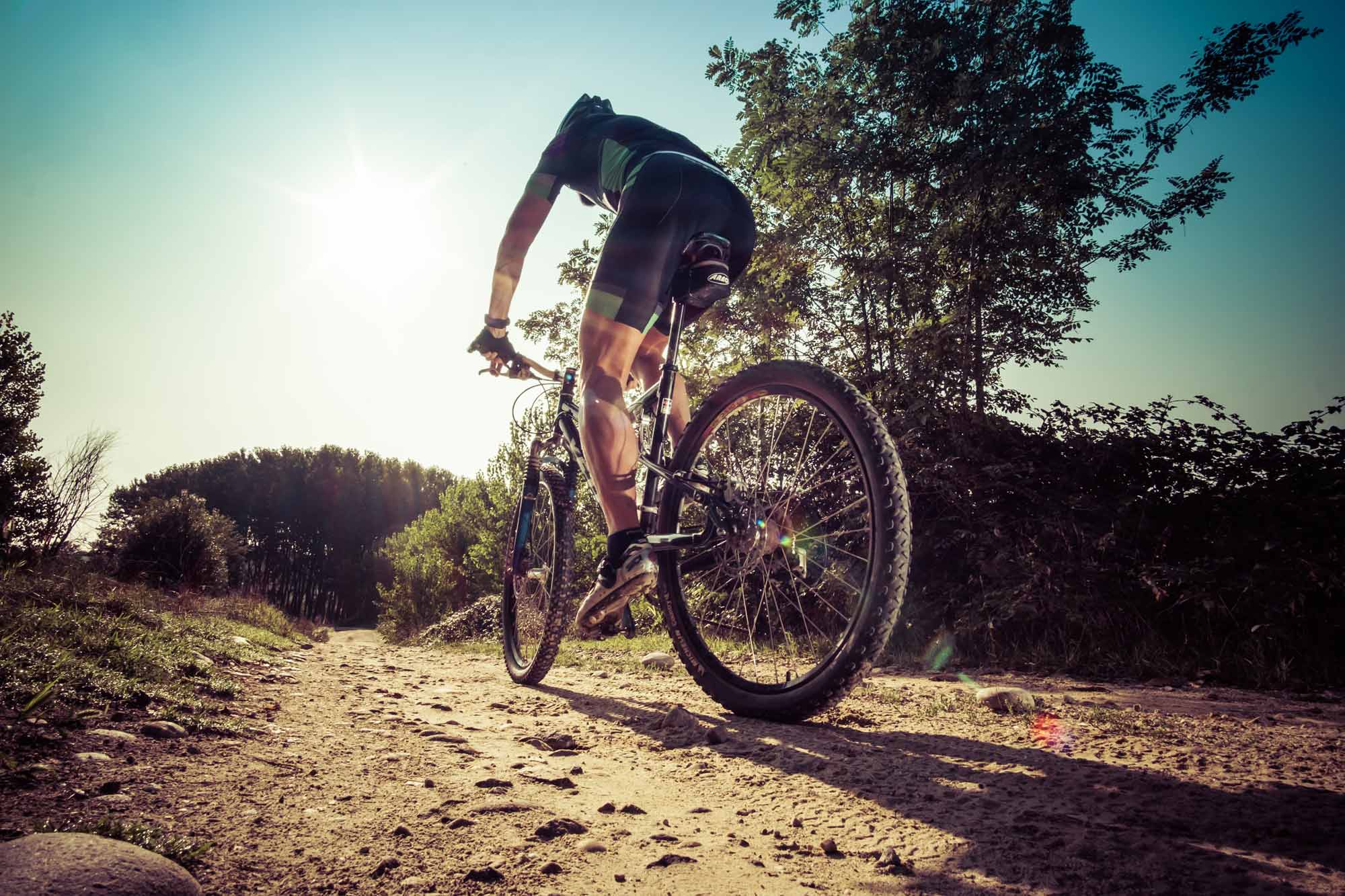 Jeune en sortie VTT avec la Base Sports Nature